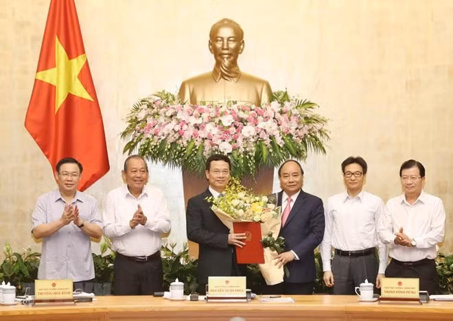 Trao Quyet dinh giao quyen Bo truong TT-TT cho ong Nguyen Manh Hung