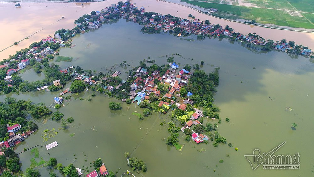 Tình hình ngập lụt ở Chương Mỹ, từ đêm 29 tới rạng sáng 30/7, mực nước tại xã Nam Phương Tiến (Chương Mỹ, Hà Nội) tiếp tục dâng cao thêm khoảng 40cm, UBND huyện Chương Mỹ đã phải “chi viện” 110 chiến sĩ trường Sĩ quan đặc công và 30 chiến sĩ Sư đoàn 308 xuống cứu hộ đê và di chuyển lương thực, vật nuôi của nhân dân. Ảnh: Xã Nam Phương Tiến (Chương Mỹ) nhìn từ trên cao