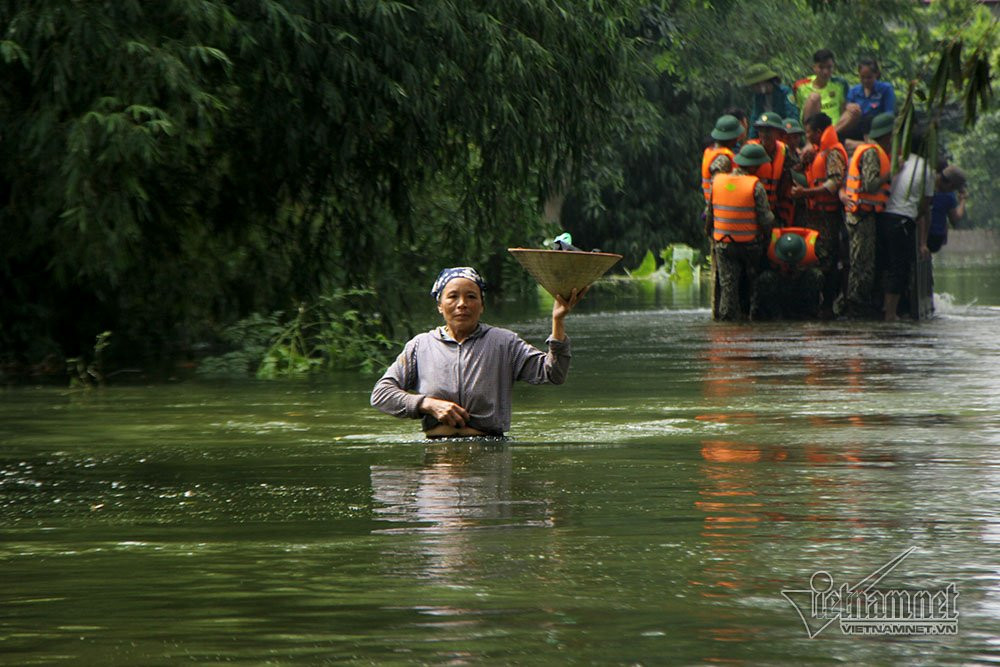Nước sinh hoạt không có, gia đình tôi phải dùng nước đóng chai hoặc bình 20 lít, ăn thì ăn mì tôm do xã trợ giúp, nhưng mà phải sang nhà khác cắm điện nhờ