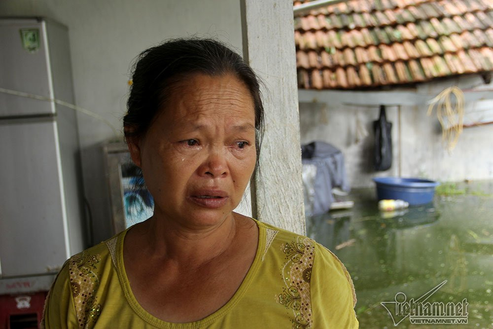 Bà rưng rưng kể, phải sống 1 tuần trong cảnh không điện, không nước sạch thậm chí thiếu cả đồ ăn