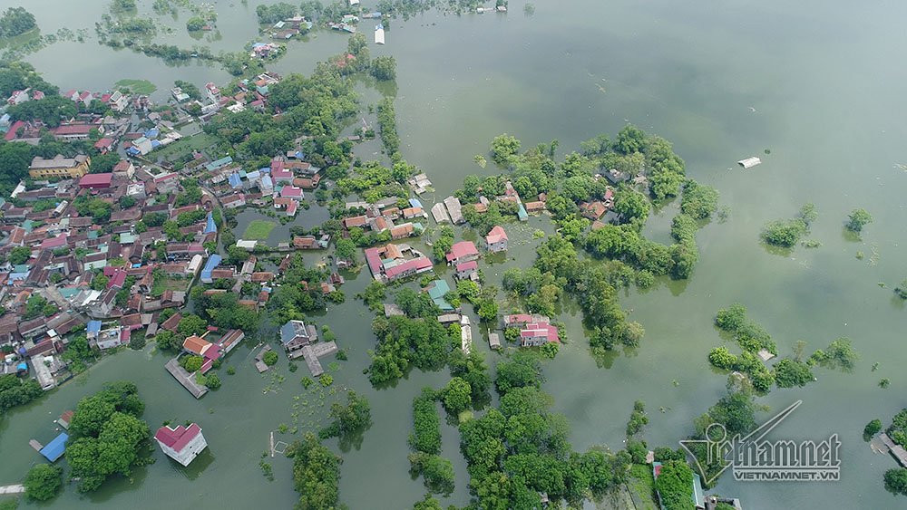 Ảnh: 842 hộ gia đình bị ngập lụt, khiến hơn 4.000 người bị đảo lộn cuộc sống sinh hoạt.