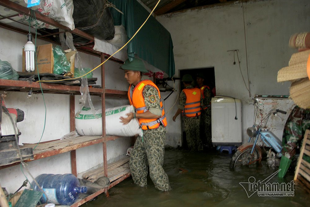 Bộ đội công binh giúp dân di dời đồ đạc lên chỗ cao hơn