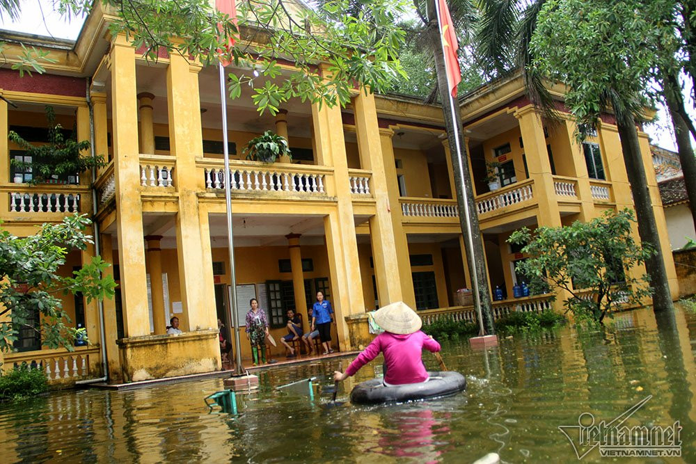 Người dân đến cầu cứu UBND xã để giúp di chuyển đồ đạc