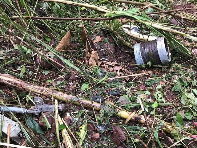 Trong ảnh, nhiều thiết bị trên máy bay vương vãi khắp nơi. Nguồn ảnh: Báo Giao Thông