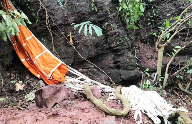 Bộ phận trông như dù – có thể là dù hãm tốc thường đặt ở đuôi máy bay Su-22 dùng để hãm đà khi hạ cánh. Nguồn ảnh: PLO