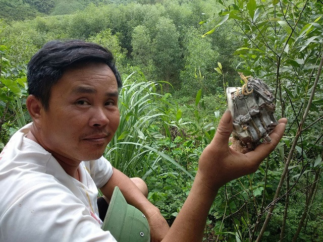 Ngay sau đó, một số người dân gần hiện trường nhất đã chạy lên tham gia cứu hộ cứu nạn các phi công. Không ít người dân đã nhặt được một số mảnh vỡ của chiếc máy bay Su-22 và giao nộp lại cho cơ quan chức năng. Nguồn ảnh: Báo Giao Thông