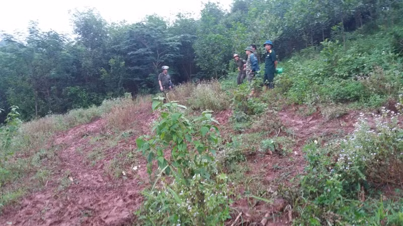 Tới chiều tối ngày 26/7, ghi nhận của PV tại hiện trường rơi máy bay quân sự tại Nghệ An cho thấy việc tiếp cận khu vực máy bay rơi là vô cùng khó khăn do điều kiện địa hình hiểm trở cũng như là thời tiết xấu. Trong ảnh, cơ quan chức năng phong tỏa hiện trường. Nguồn ảnh: Người Đưa Tin