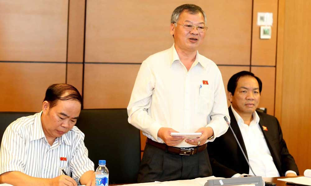 Ông Hồ Văn Năm (áo trắng) làm Trưởng đoàn đại biểu Quốc hội khóa XIV.