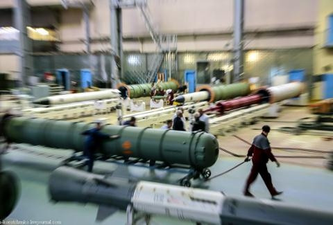 Đạn 40N6 sử dụng một quỹ đạo độc đáo, chưa từng có đối với các tên lửa phòng không từ trước đến nay. Tên lửa được đẩy lên đến độ cao 30km, sau đó lao bổ nhào vào mục tiêu từ trên xuống dưới.