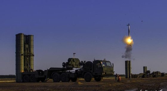 Bằng cách này, tên lửa có thể tấn công các mục tiêu ở độ cao 5km, có nghĩa là trong tầm quan sát của radar S-400, tiêu diệt không chỉ tên lửa, máy bay, mà còn cả máy bay trực thăng.