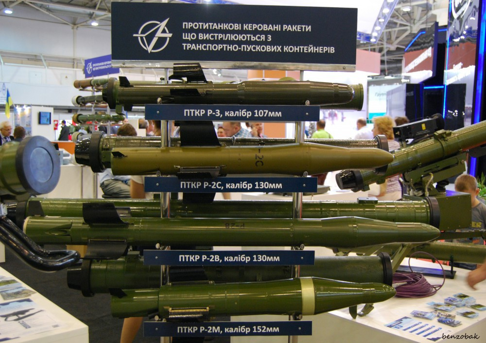 Tổ hợp tên lửa RK-10 có hai biến thể bao gồm đạn chống tăng có điều khiển R-10-K và đạn phòng không R-10-OF, chúng khác nhau ở phần chiến đấu nhưng tương đồng ở cơ chế điều khiển.