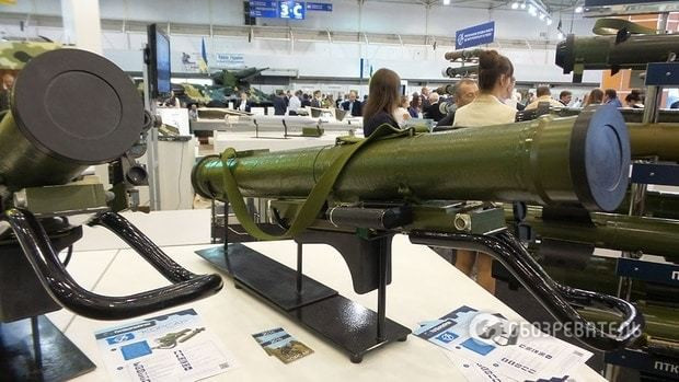 Hai phiên bản tên lửa RK-10 được dẫn đường theo cơ chế bám chùm tia laser, bệ phóng có khả năng theo dõi mục tiêu ở chế độ tự động. Tầm bắn của R-10K lẫn R-10-OF đạt 10 km, trọng lượng chiến đấu tổng thể là 38 kg.