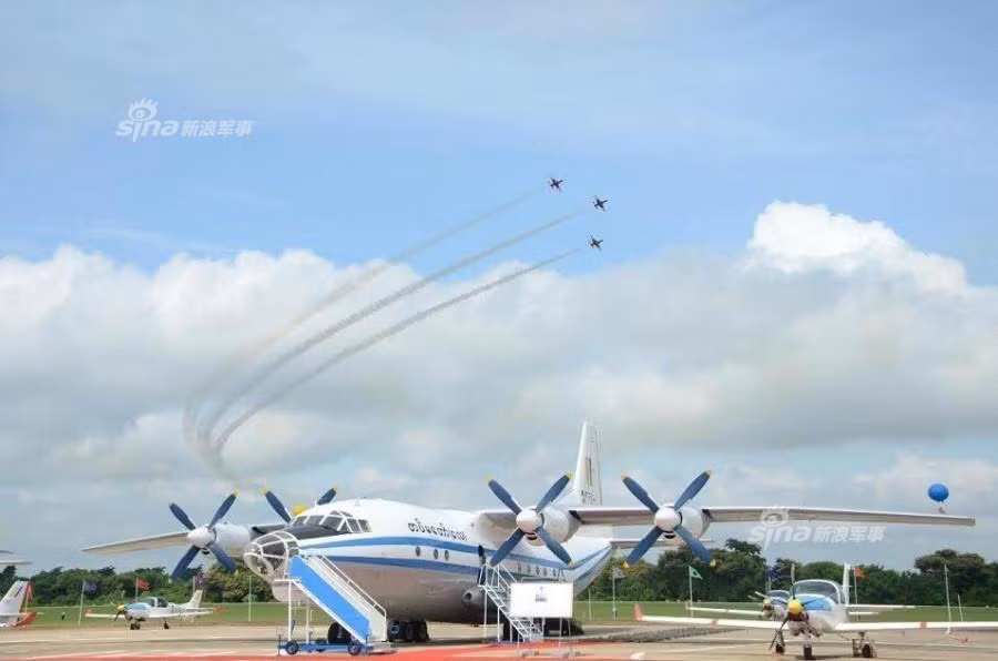 Vận tải cơ Y-8 được trang bị 4 động cơ turboprop WJ-6 cho tốc độ bay tối đa 660km/h, tốc độ bay hành trình 550km/h, trần bay 10,4km, tốc độ leo cao 10m/s. Nguồn ảnh: Sina