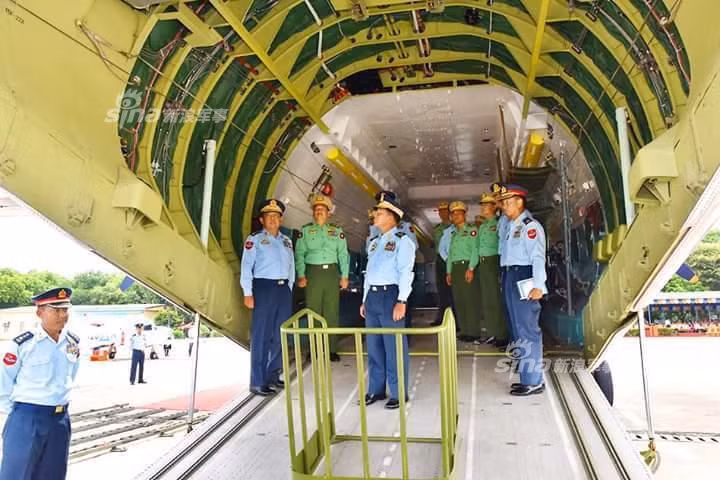 Máy bay Y-8 được Trung Quốc chế tạo trên cơ sở tham khảo, cải tiến dòng vận tải cơ hạng trung Antonov An-12 của Liên Xô. Tuy An-12 đã ngưng sản xuất từ lâu nhưng Trung Quốc thì vẫn đang chế tạo Y-8 cho không quân nước này và phục vụ xuất khẩu. Máy bay có khả năng chở hơn 90 người hoặc hơn 20 tấn hàng hóa các loại. Nguồn ảnh: Sina