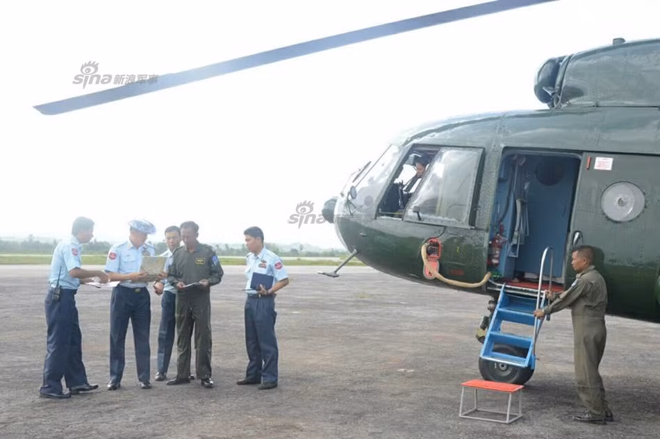 8 ngày sau vụ tai nạn máy bay vận tải Y-8 hôm 7/6 khiến hơn 120 người thiệt mạng, đến hôm nay Quân đội Myanmar khẩn trương tung toàn bộ lực lượng, đem cả tàu chiến tới hiện trường để cố gắng tìm kiếm mảnh vỡ phi cơ cũng như thi thể các nạn nhân xấu số. Ảnh trực thăng Mi-17 của không quân chuẩn bị chuyến bay tìm kiếm trên biển. Nguồn ảnh: Sina