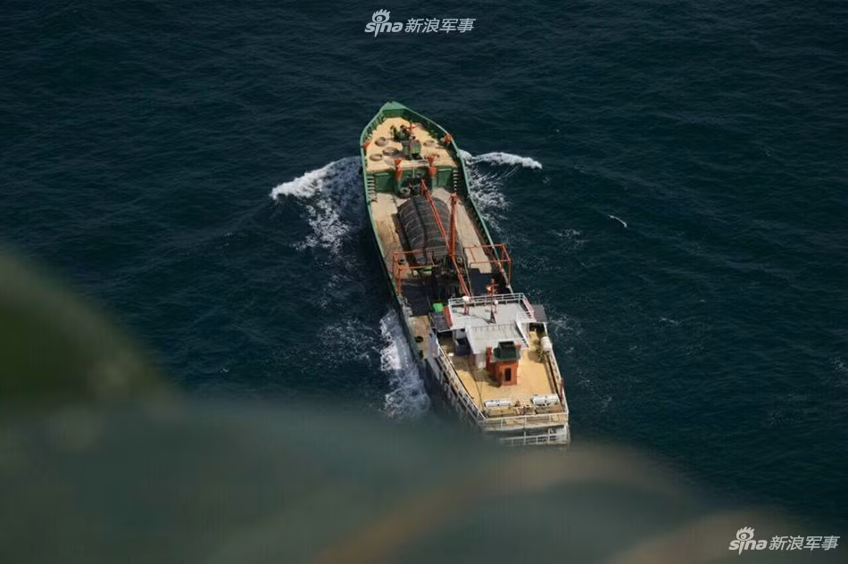 Tàu vận tải của Hải quân Myanmar phi nhanh trên hiện trường tai nạn. Nguồn ảnh: Sina