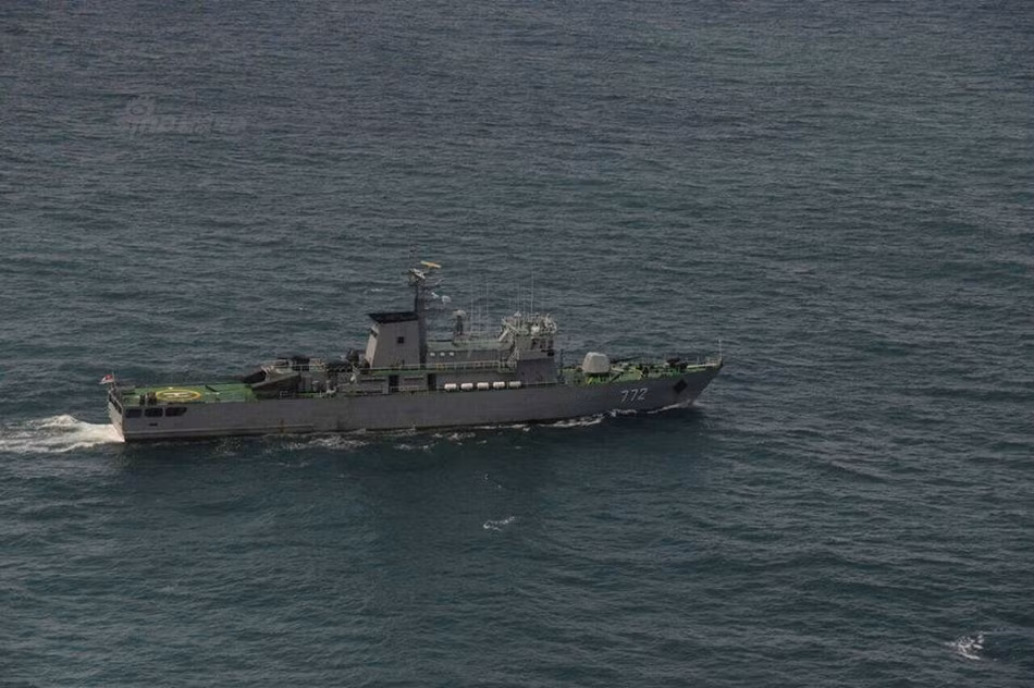 Hải quân Myanmar đã huy động nhiều đội tàu vận tải, thậm chí cả tàu tên lửa cỡ nhỏ - lớn để tìm kiếm các mảnh vỡ và thi thể nạn nhân. Trong ảnh, tàu hộ tống tên lửa UMS Anawratha (771) tại hiện trường vụ tai nạn. Con tàu được trang bị pháo hạm 76,2mm, tên lửa chống hạm C-802 và tên lửa phòng không SA-N-5. Nguồn ảnh: Sina