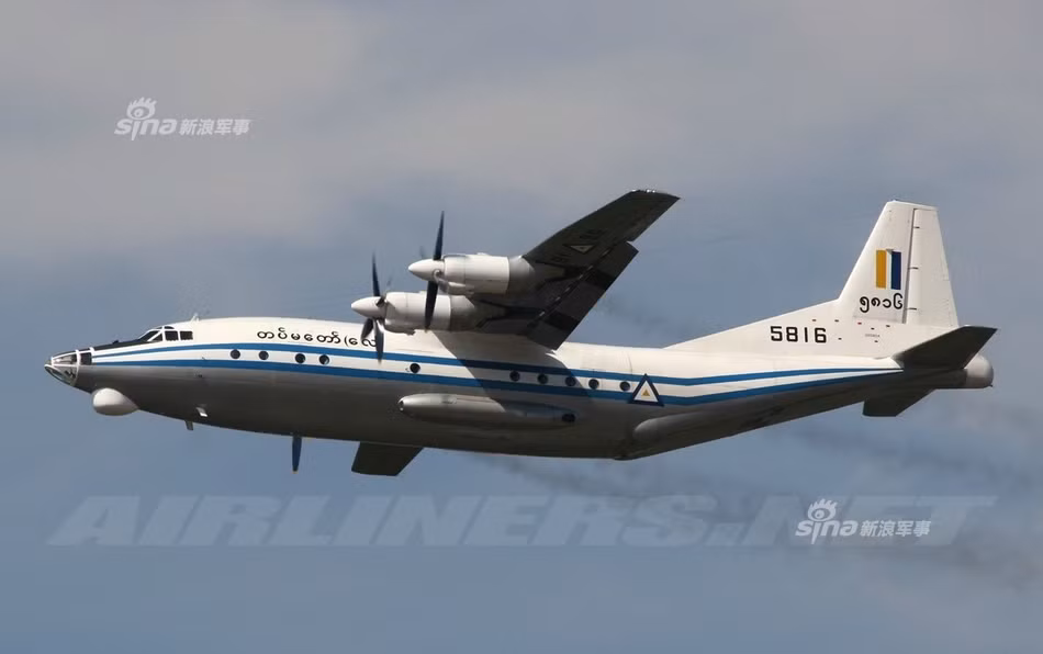 Trước đó, chiều ngày 7/6, trên hành trình bay từ thành phố Myeik (miền Nam Myanmar) tới Yangon, máy bay quân sự Y-8 của Không quân Myanmar mất liên lạc với không lưu. Trên máy bay khi đó đang chở 122 người, trong đó có 108 quân nhân cùng người thân và 14 thành viên phi hành đoàn. Nguồn ảnh: Sina