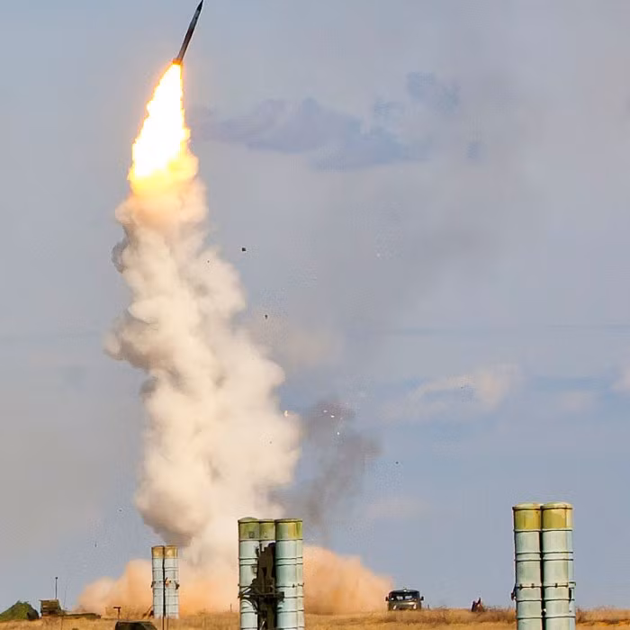 Tên lửa phòng không S-300. Nguồn ảnh: BelVoenGazeta ở photosight.ru