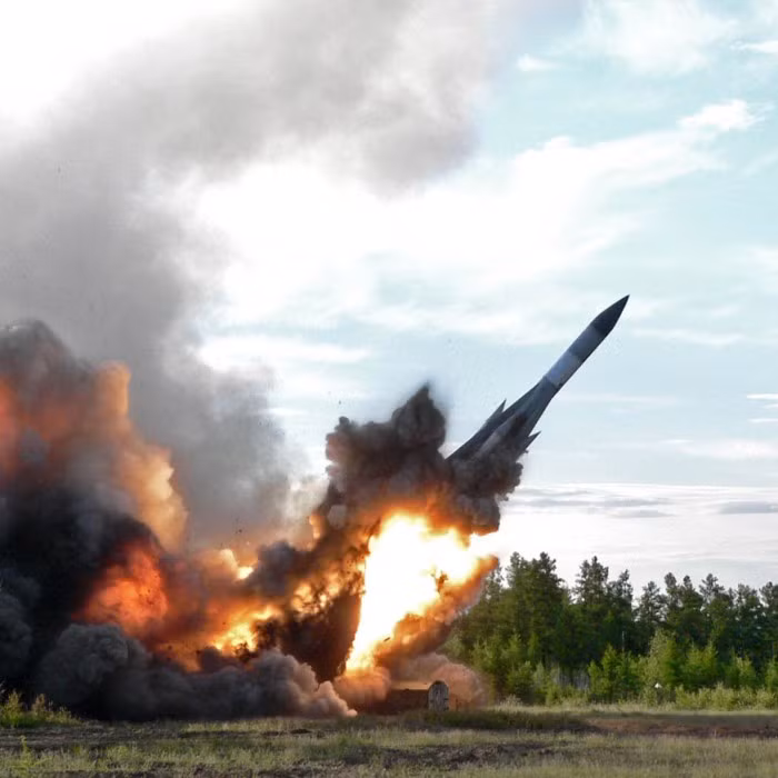 S-200 là một loại tên lửa phòng không có kích thước thuộc top “lớn nhất thế giới”, cho nên khi khai hỏa nó để lại quầng khói lửa xới tung mặt đất. Nguồn ảnh: BelVoenGazeta ở photosight.ru