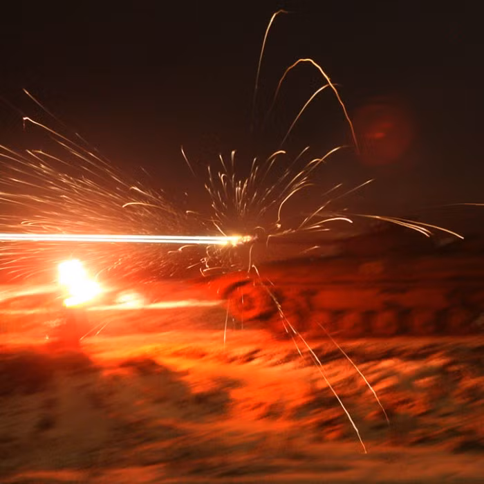 Xe chiến đấu bộ binh BMP-2 khai hỏa pháo 30mm 2A42 trong đêm nhìn như những luồng tia laser. Nguồn ảnh: BelVoenGazeta ở photosight.ru