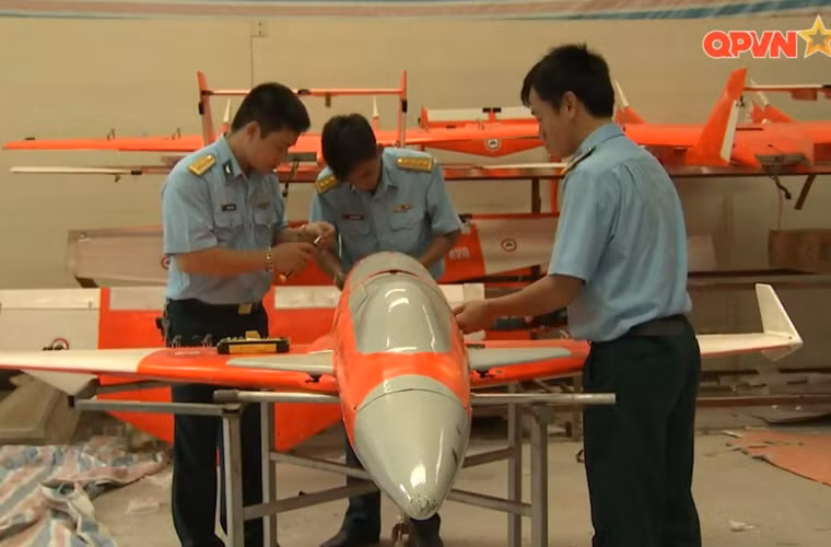 Với sự nỗ lực bền bỉ, các cán bộ rất trẻ của Viện Kỹ thuật Quân chủng PK-KQ không lâu sau đó đã cho ra đời thiết kế máy bay UAV-03. Trông bề ngoài, UAV-03 nhỏ hơn UAV-02 nhưng theo các cán bộ phát triển thì trần bay, tốc độ bay, bán kính hoạt động và thời bay tiến bộ hơn hẳn. Nguồn ảnh: Kênh QPVN