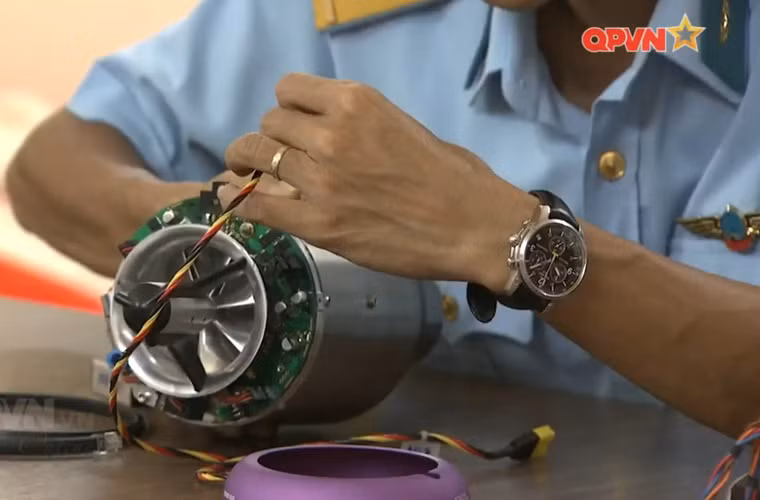 Đặc biệt, động cơ mới có tích hợp máy phát điện – có lợi thế nhất định như là giảm thiểu số lượng pin mang theo trên máy bay, đồng nghĩa giảm thiểu rủi ro liên quan tới nguồn điện. Nguồn ảnh: Kênh QPVN