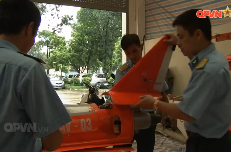 Những sửa đổi về cánh máy bay góp phần giúp giảm đáng kể lực cản không khí, và lực cản còn giảm triệt để hơn bằng việc bỏ hoàn toàn hệ thống đuôi ngang. Sự cắt giảm cần thiết đó đã giúp UAV-03 thực sự làm chủ được tốc độ khi thực hiện các nhiệm vụ. Nguồn ảnh: Kênh QPVN