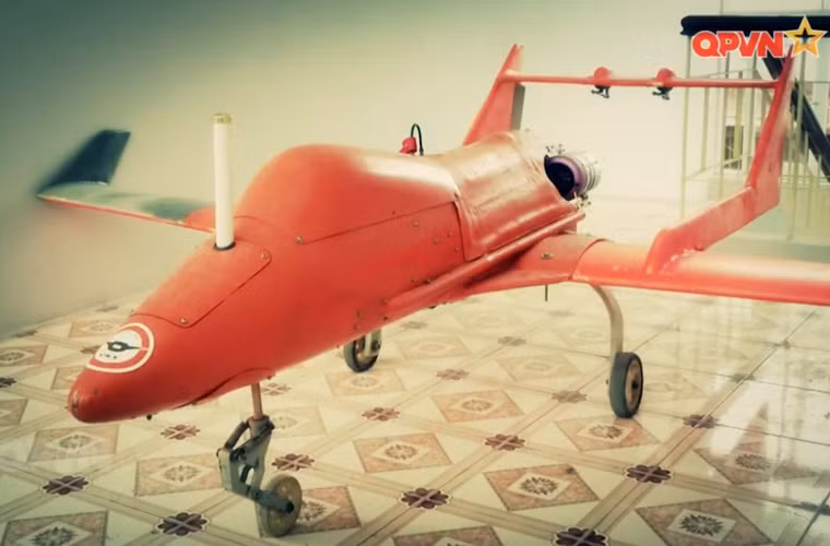 Lần lượt các thế hệ UAV-02 được xuất xưởng với nhiều cải tiến, tuy nhiên UAV-02 vẫn tồn tại những điểm yếu khó khắc phục. Theo Đại úy Phạm Đình Hưng – Phó trưởng phòng nghiên cứu UAV Viện Kỹ thuật PK-KQ: “Trong lĩnh vực nghiên cứu mục tiêu bay, qua 4 thế hệ UAV-02 thì chúng tôi mỗi một lần thì khắc phục được những nhược điểm, đặc biệt là những nhược điểm tác chiến. Tuy nhiên nhược điểm tác chiến lớn nhất là thời gian triển khai nhanh, thu hồi máy bay an toàn và thời gian bay lâu có lẽ là đến thế hệ 4 của UAV-02 chúng tôi không thể hoàn thiện gì hơn. Chỉ có cách là chúng tôi phải làm thế hệ hoàn toàn mới, khắc phục được tất cả những nhược điểm này”. Nguồn ảnh: Kênh QPVN