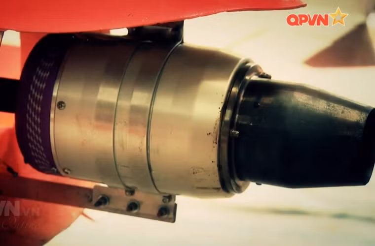 Cận cảnh bộ phận động cơ phản lực kiểu mới trang bị cho máy bay trinh sát UAV-03. Nguồn ảnh: Kênh QPVN