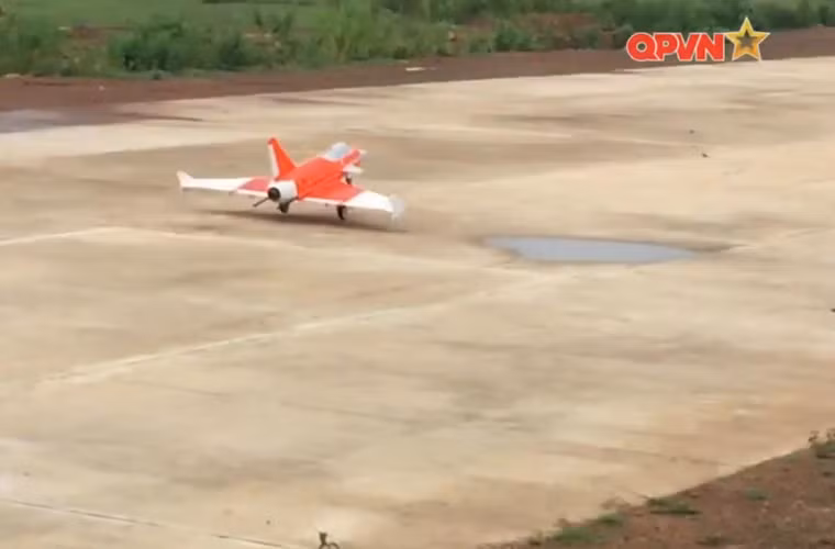 Các cuộc thử nghiệm cho thấy UAV-03 đạt được yêu cầu thời gian cất cánh nhanh, bay lâu với tốc độ cận âm, thực hiện được nhiều tư thế cơ động phức tạp. Qua đó, đảm bảo cho nhiệm vụ làm mục tiêu giả định cho các máy bay Su-30MK2 triển khai chặn kích trên không. Nguồn ảnh: Kênh QPVN