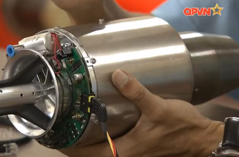 Trong nỗ lực giảm tối đa khối lượng máy bay, để tăng khối lượng dành cho kết cấu và nhiên liệu, UAV-03 sử dụng một loại động cơ mới thay cho các động cơ phản lực thông thường. Nguồn ảnh: Kênh QPVN