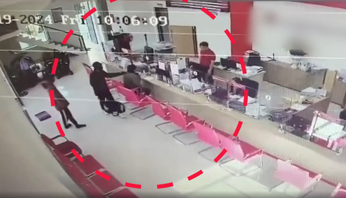 Tại đây, 2 đối tượng này dùng hung khí khống chế, ép nhân viên cho tiền cho vào túi. Khi bảo vệ bấm chuông cảnh báo, 2 đối tượng đã vứt lại túi đựng tiền và lên xe bỏ chạy ra Thừa Thiên Huế lẩn trốn.