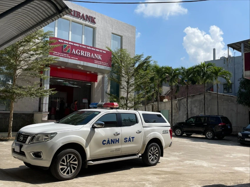 Các lực lượng công an đã có mặt tại hiện trường để khám nghiệm. Đồng thời, huy động nhiều lực lượng truy bắt 2 đối tượng cướp ngân hàng bỏ trốn.