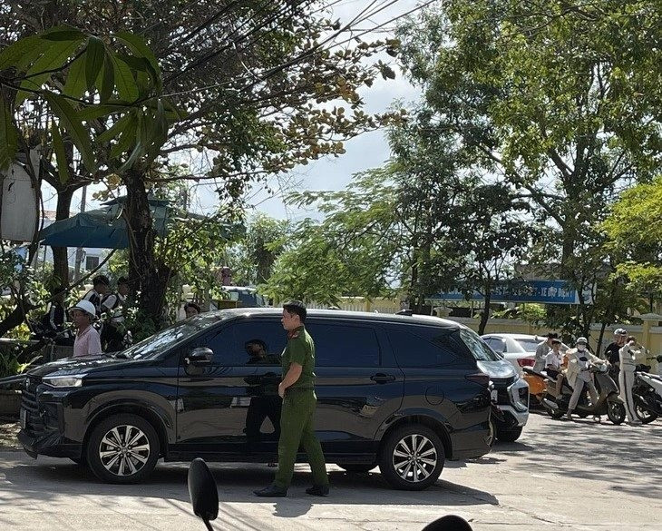 Tiếp nhận tin báo từ Công an tỉnh Quảng Nam về việc có hai đối tượng gây ra vụ cướp ngân hàng trên địa bàn tỉnh, đang trên đường chạy trốn, Ban Giám đốc Công an tỉnh Thừa Thiên Huế chỉ đạo công an các đơn vị địa phương nhanh chóng triển khai lực lượng, phương tiện phối hợp bắt giữ đối tượng.