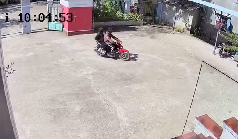 Trưa 19/1, 2 đối tượng điều khiển xe máy hiệu Sirius đến Chi nhánh Ngân hàng Agribank nằm trên địa bàn xã Duy Hòa, huyện Duy Xuyên, tỉnh Quảng Nam.