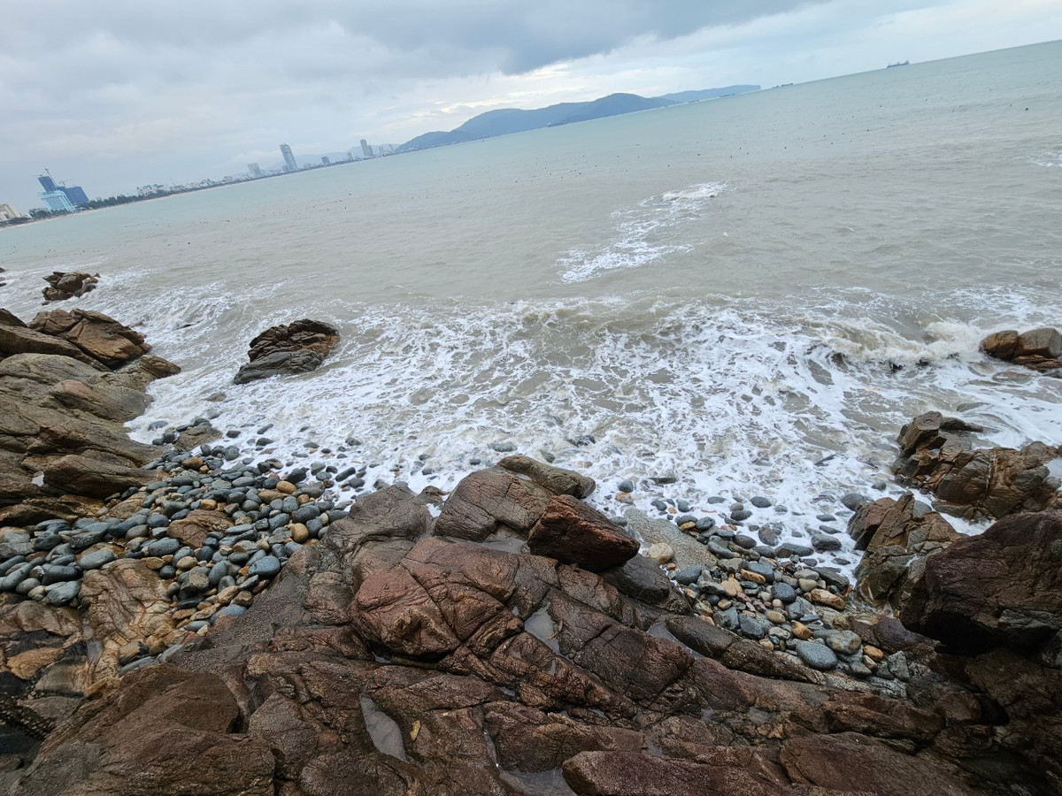 Phía trước là bán đảo Phương Mai ẩn hiện sau lớp sương mờ.