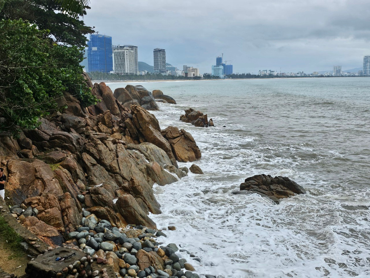 Một bên là vách núi cheo leo với những mỏm đá trườn ra biển, một bên là biển xanh bao la, sóng vỗ rì rào.