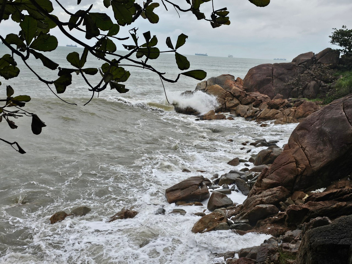 Lọt thỏm giữa các vách núi đá dựng đứng, bãi biển vẫn giữ nguyên nét đẹp hoang sơ khác lạ, trở thành địa điểm check-in hấp dẫn với giới trẻ.