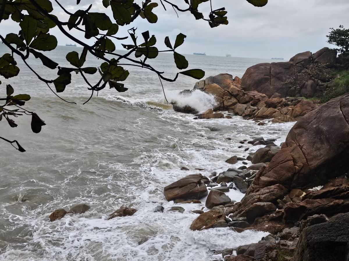 Lọt thỏm giữa các vách núi đá dựng đứng, bãi biển vẫn giữ nguyên nét đẹp hoang sơ khác lạ, trở thành địa điểm check-in hấp dẫn với giới trẻ.