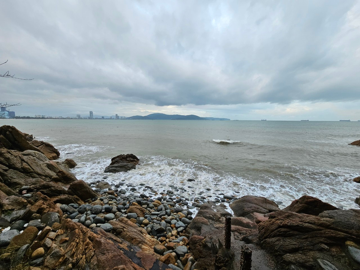 Bãi biển nổi tiếng với vô số tảng đá hình bầu dục như những quả trứng nằm xếp chồng lên nhau rất bắt mắt.