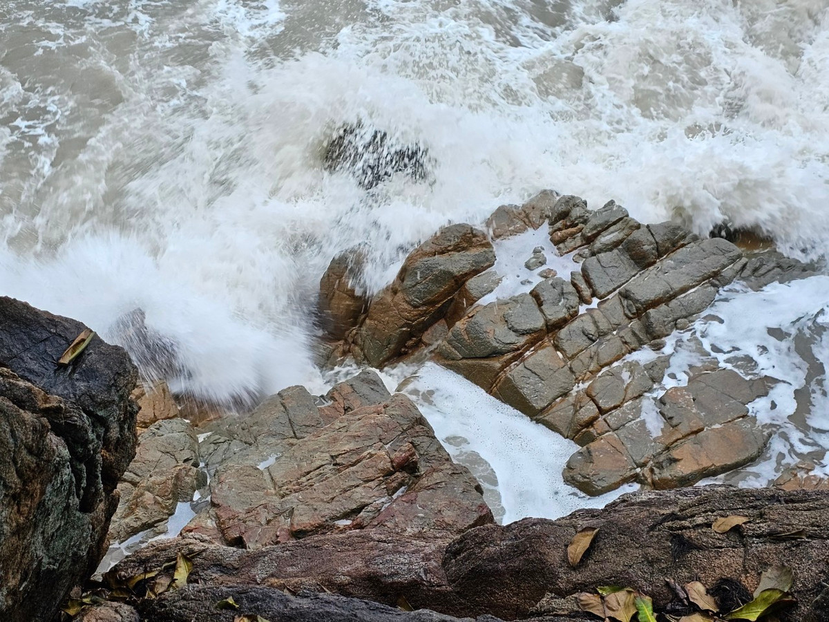 Du khách đến đây không chỉ được tận hưởng không khí trong lành mà còn có thể đi chân trần trên những phiến đá mát lạnh, chụp ảnh sống ảo hoặc đơn giản là ngắm cảnh sóng biển vỗ bờ.