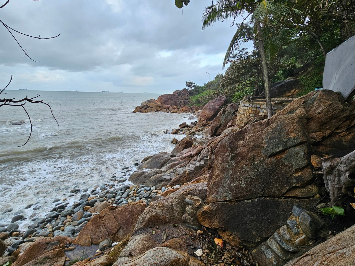 Bãi biển Hoàng Hậu là địa điểm du lịch hấp dẫn đối với du khách khi chọn Quy Nhơn là điểm đến nghỉ dưỡng.