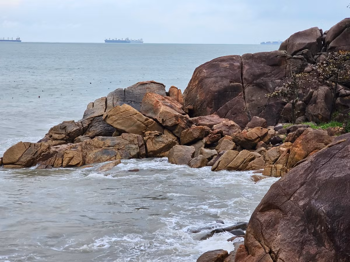 Tương truyền rằng, trong những lần theo vua Bảo Đại đi kinh lý ở các tỉnh miền Trung, Nam Phương Hoàng Hậu chọn nơi đây làm bãi tắm cho riêng mình, nên còn có tên bãi biển Hoàng Hậu.