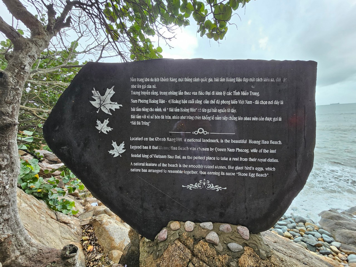 Tại lối xuống bãi tắm Hoàng Hậu có tảng đá lớn, ghi lại sự tích nơi này.