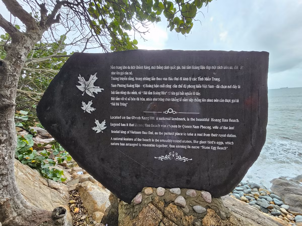 Tại lối xuống bãi tắm Hoàng Hậu có tảng đá lớn, ghi lại sự tích nơi này.