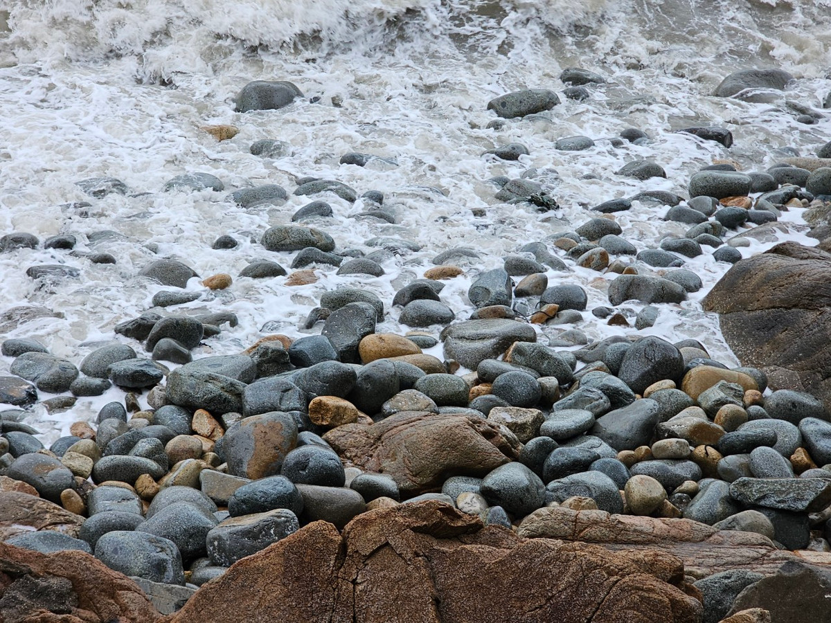 Bãi tắm với vô số hòn đá tròn nhẵn như trứng chim khổng lồ nên còn được gọi là Bãi Trứng.