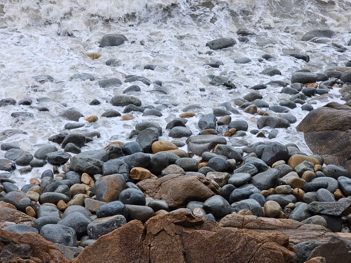 Bãi tắm với vô số hòn đá tròn nhẵn như trứng chim khổng lồ nên còn được gọi là Bãi Trứng.