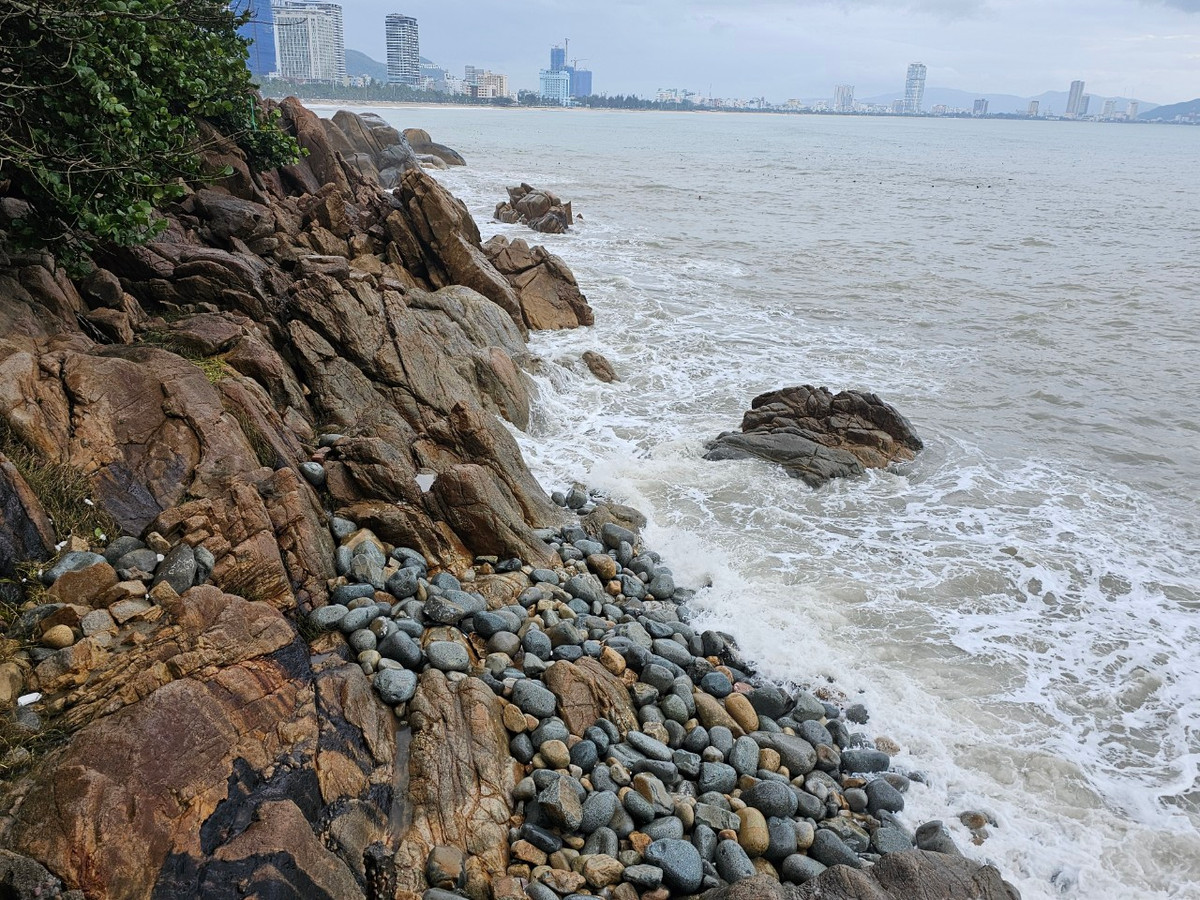 Khác với Bãi đá trứng Bình Hưng ở Khánh Hòa hay Bãi đá trứng hồ Dầu Tiếng ở Bình Dương, bãi Trứng Quy Nhơn mang những nét đẹp riêng biệt độc đáo.