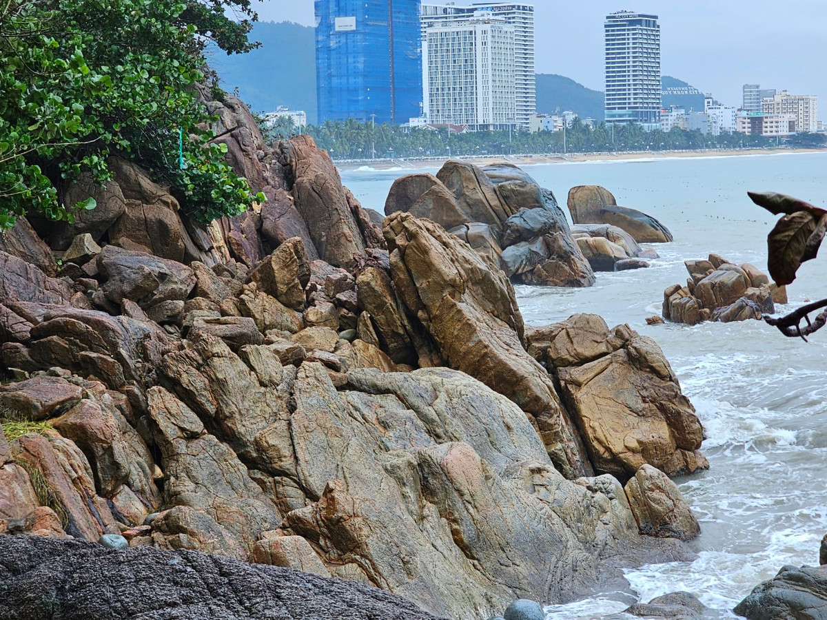 Cách đó không xa là thành phố biển Quy Nhơn xinh đẹp trải dài theo hình cánh cung, ôm lấy bờ biển cát vàng óng ánh.